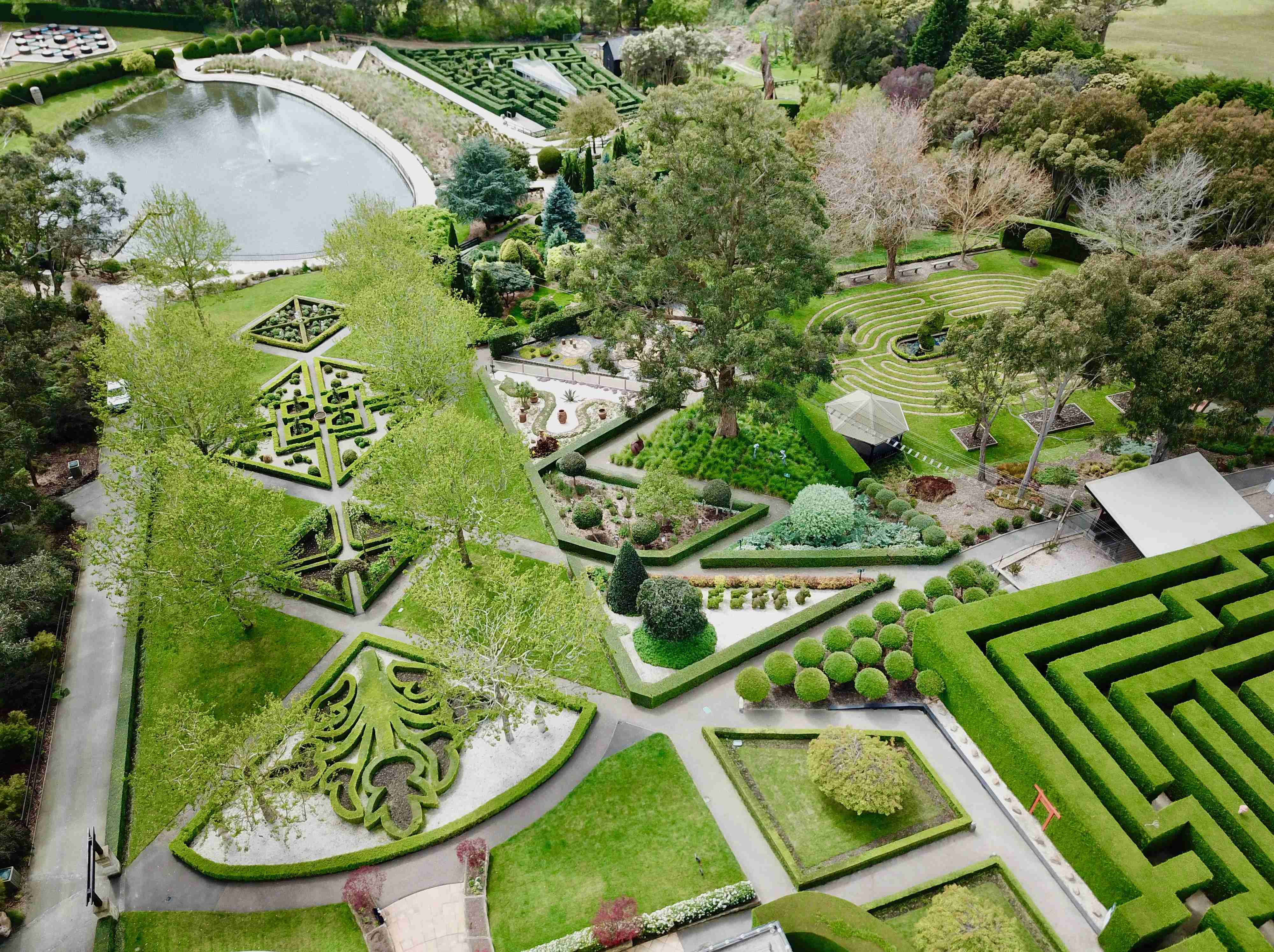 휴식 및 탐험: 미로와 정원 (Mazes and Gardens)
